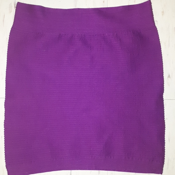 3/$20 - Guess mini skirt - Picture 2 of 3